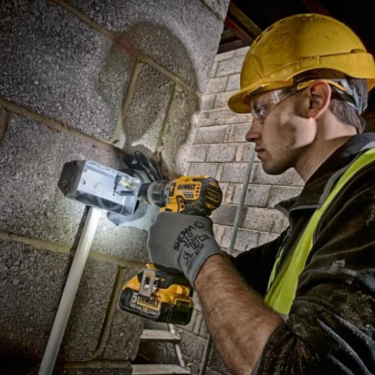 Outlet 18V XR DCD796P2-QW slagboremaskine, 2 stk. 18V x 5.0 Ah Bore- & Skruemaskiner