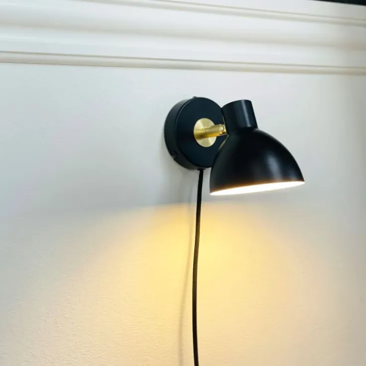 New Lilje væglampe, Dyberg Larsen