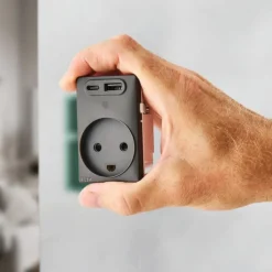Online Curveline stikkontakt med jord og dobbelt USB, 1,5 modul, Stikkontakter