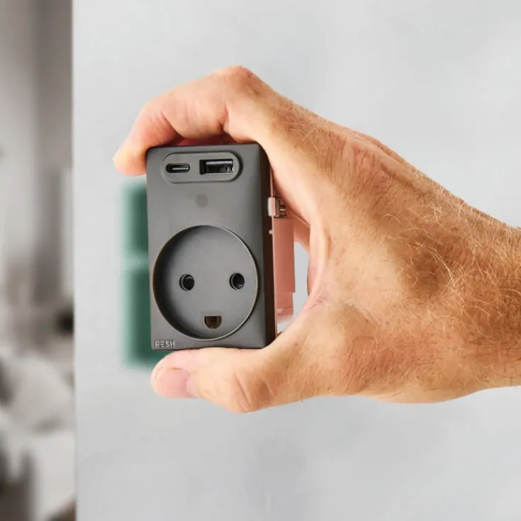 Online Curveline stikkontakt med jord og dobbelt USB, 1,5 modul, Stikkontakter