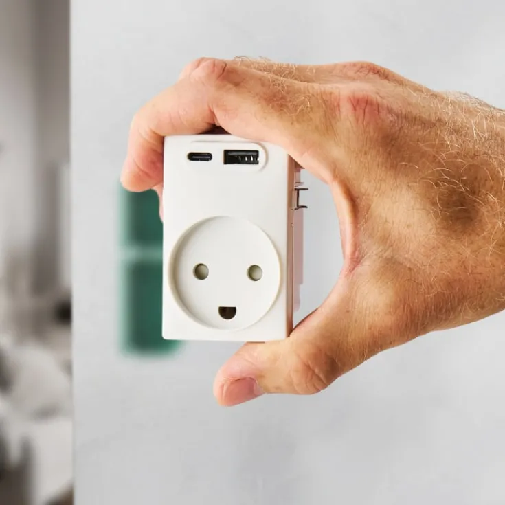 Curveline stikkontakt med jord og dobbelt USB, 1,5 modul, Stikkontakter