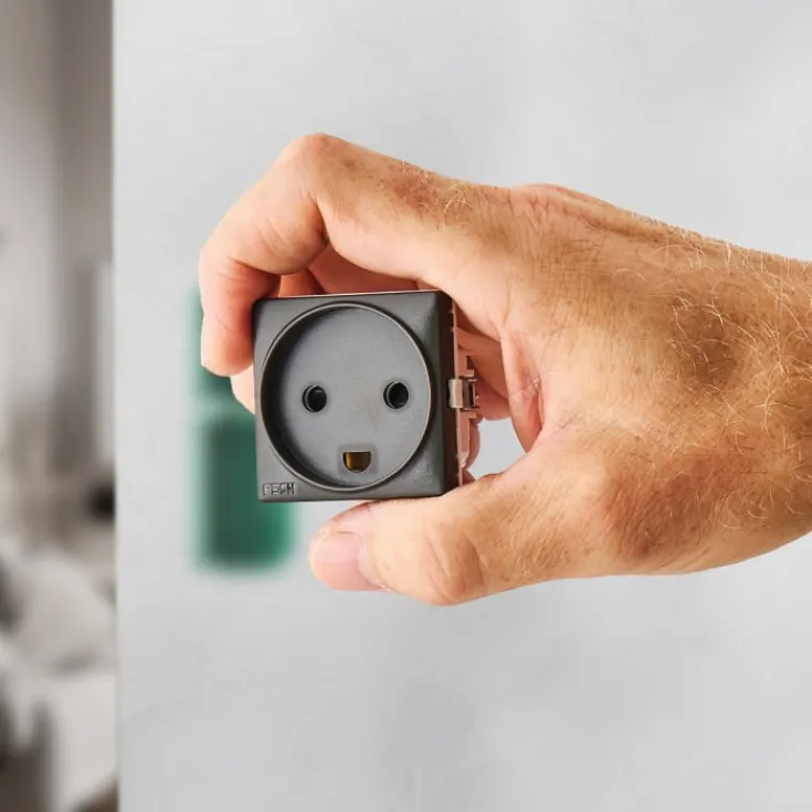 Discount Curveline stikkontakt med jord, 1 modul, Stikkontakter