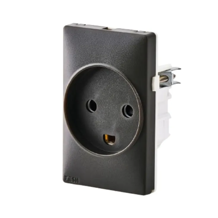 Clearance Curveline stikkontakt med jord, 1,5 modul, Stikkontakter
