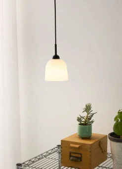 Glow pendel, opal/sort Halo Design