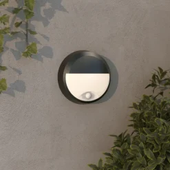 Sale Pylus Round udendørs væglampe med sensor, halvskærm, sort Udendørs Væglamper