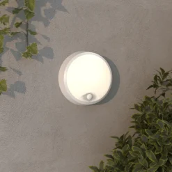 Sale Pylus Round udendørs væglampe med sensor, hvid Udendørs Væglamper