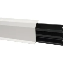 Clearance 2 meter fodpanel med læbe, SL 20/70 mm, hvid Kabelkanaler