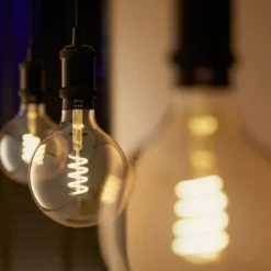 White Ambiance E27 globepære, 2200K-6500K, 7W, Lyskilder|Philips Hue
